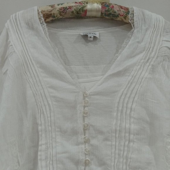 Beautiful white blouse with lace and bell sleeves - Picture 2 of 4